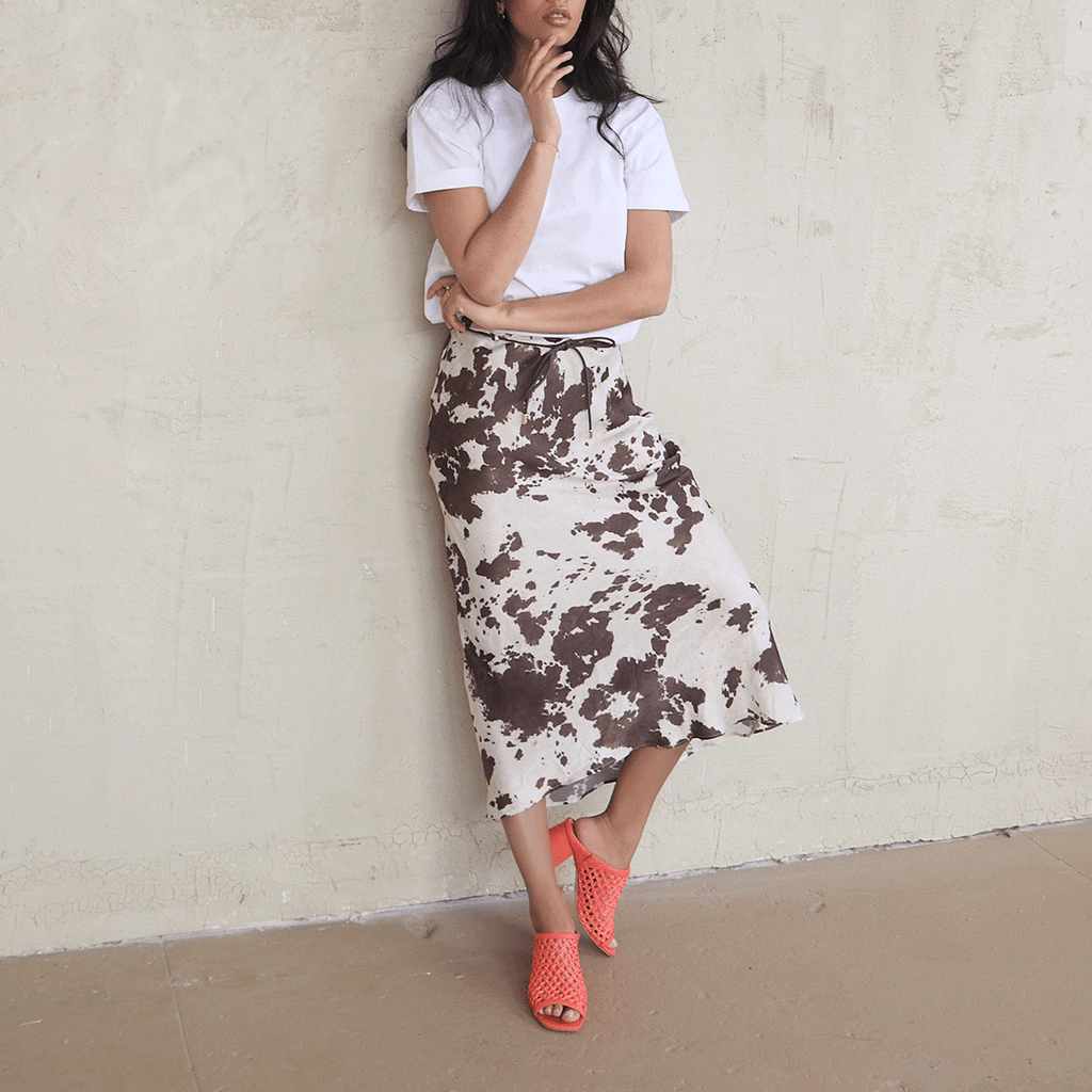 Effortless street-style look with printed pants and Daniella Shevel Sienna Slide sandal in coral, capturing a relaxed and stylish aesthetic.