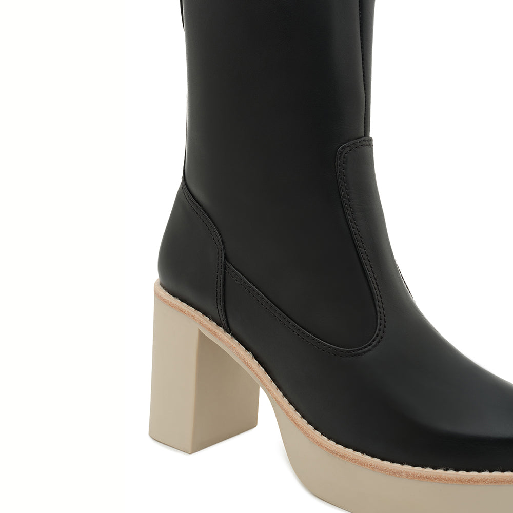 Daniella Shevel Black Weatherprrof snowproof boot with shearling sherpa lining and thick rubber lugg sole detail view