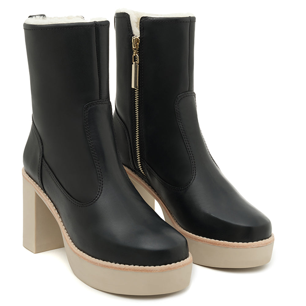 Daniella Shevel Black Weatherprrof snowproof boot with shearling sherpa lining and thick rubber lugg sole full pair view
