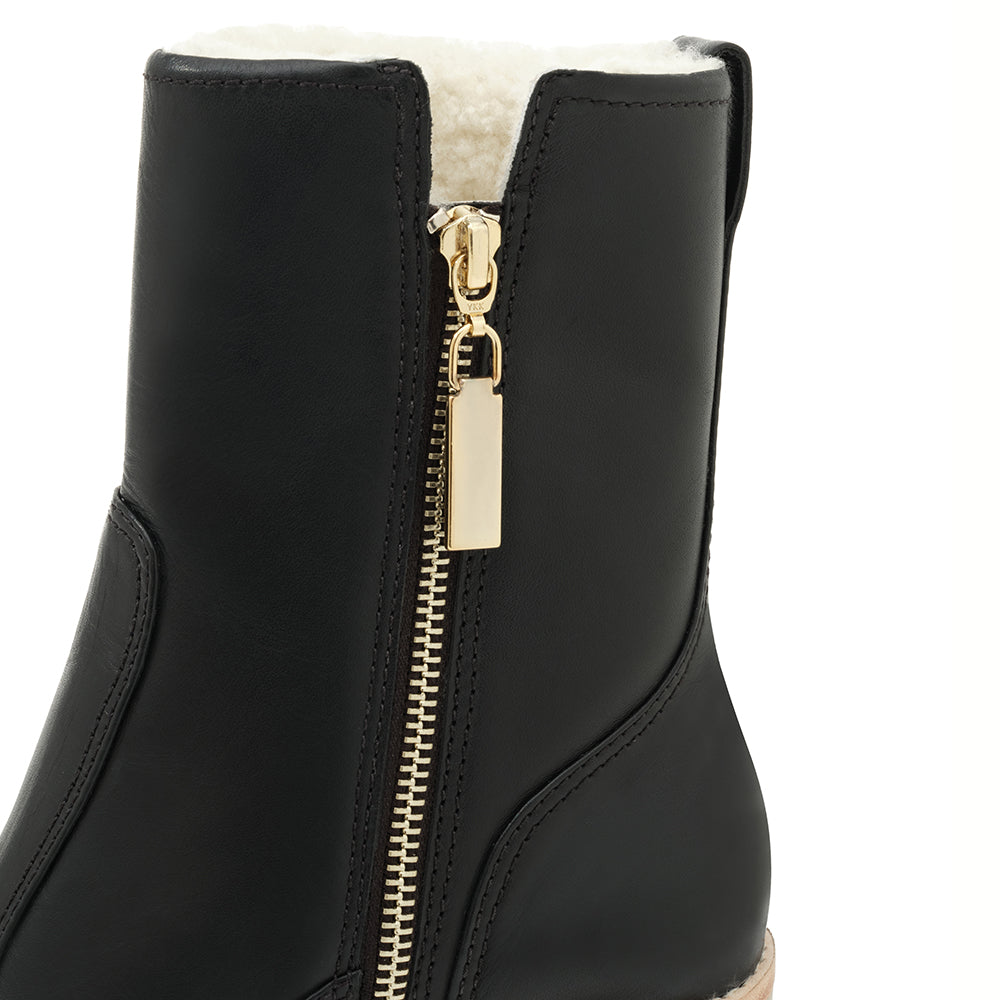Daniella Shevel Black Weatherprrof snowproof boot with shearling sherpa lining and thick rubber lugg sole inside zipper view
