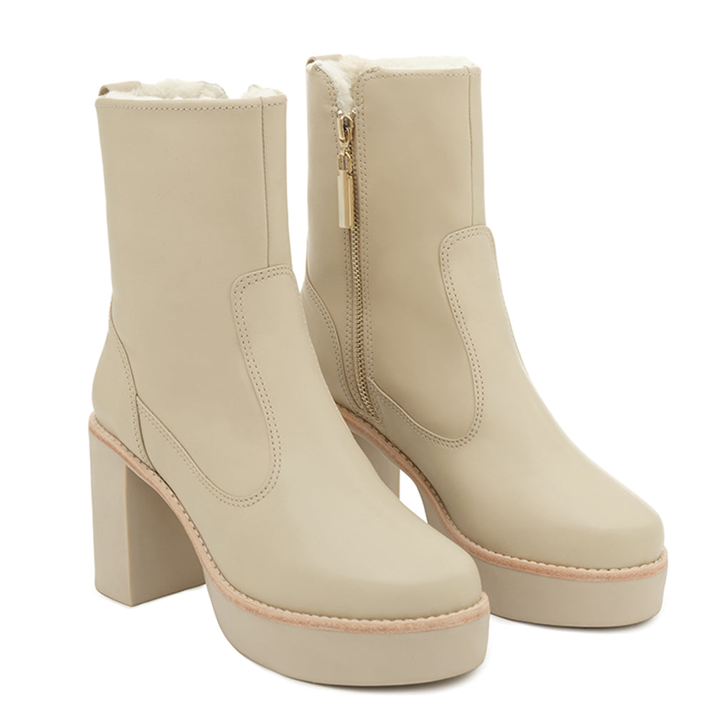 Daniella Shevel Aspen Weatherproof Waterproof Shearling Sherpa lined boot with rubber lugg sole in creamy stone white leather full pair view